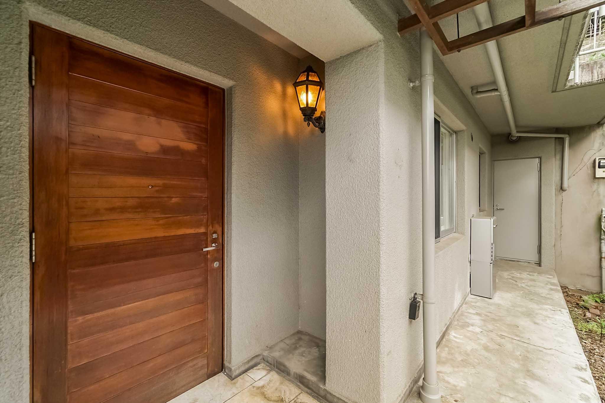 横浜市港北区師岡町の売買物件/玄関先。右奥の扉にトランクルームあり