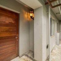 横浜市港北区師岡町の売買物件/玄関先。右奥の扉にトランクルームあり