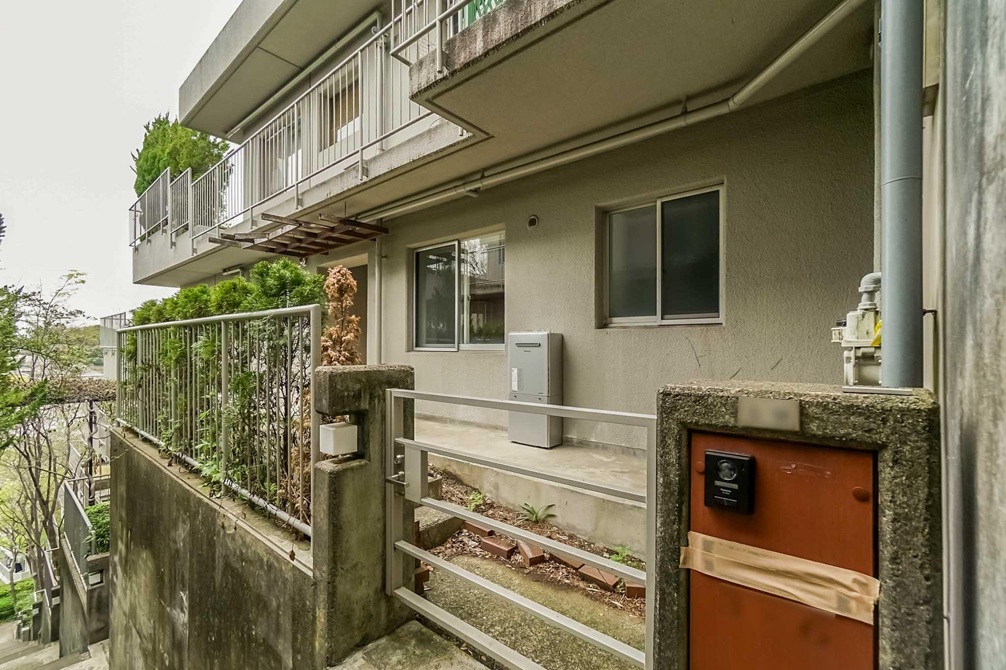 横浜市港北区師岡町の売買物件/階段から玄関側をみる