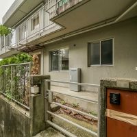 横浜市港北区師岡町の売買物件/階段から玄関側をみる