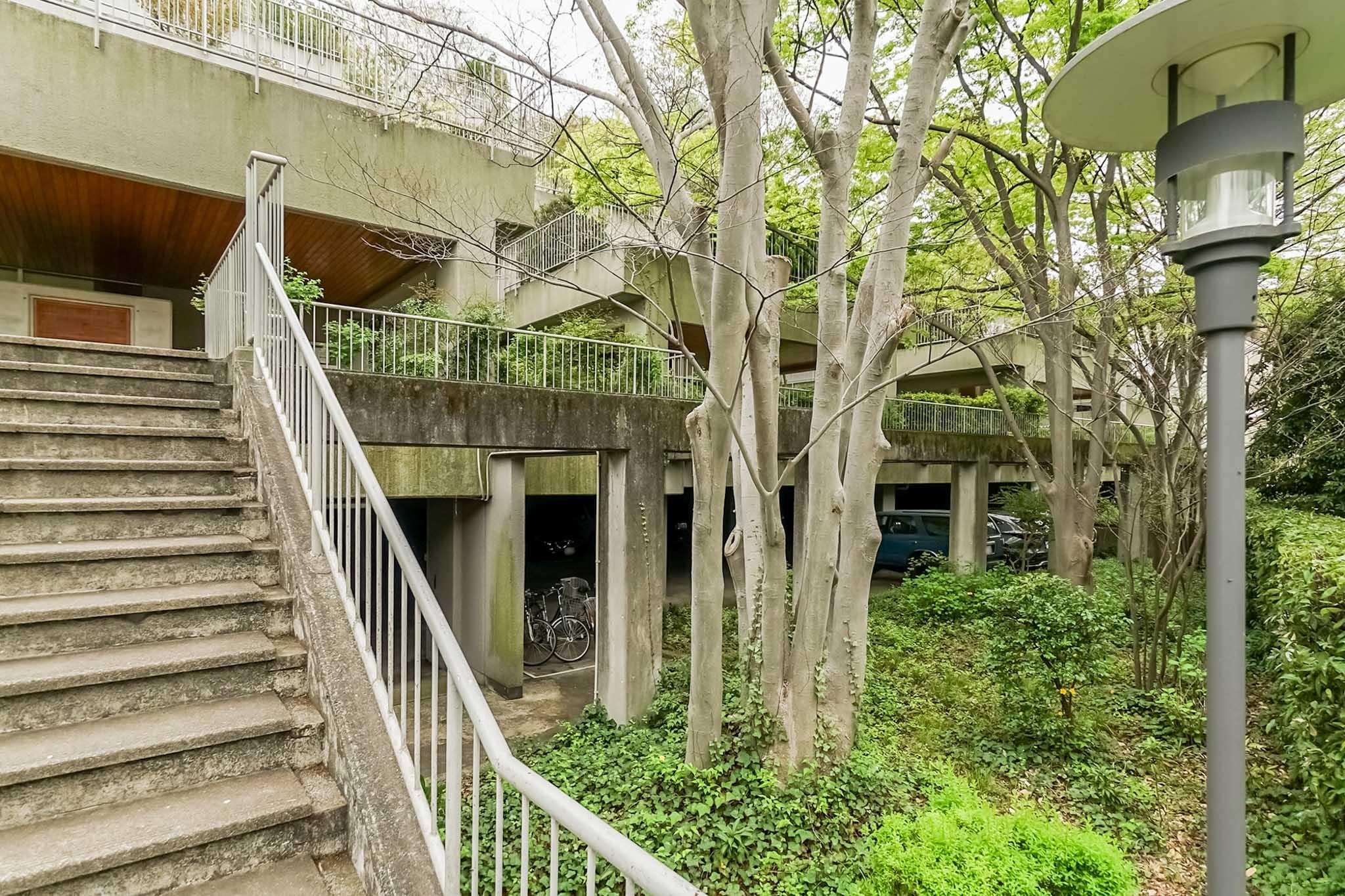 横浜市港北区師岡町の売買物件/共用部。秘境に足を踏み入れたような気分になります