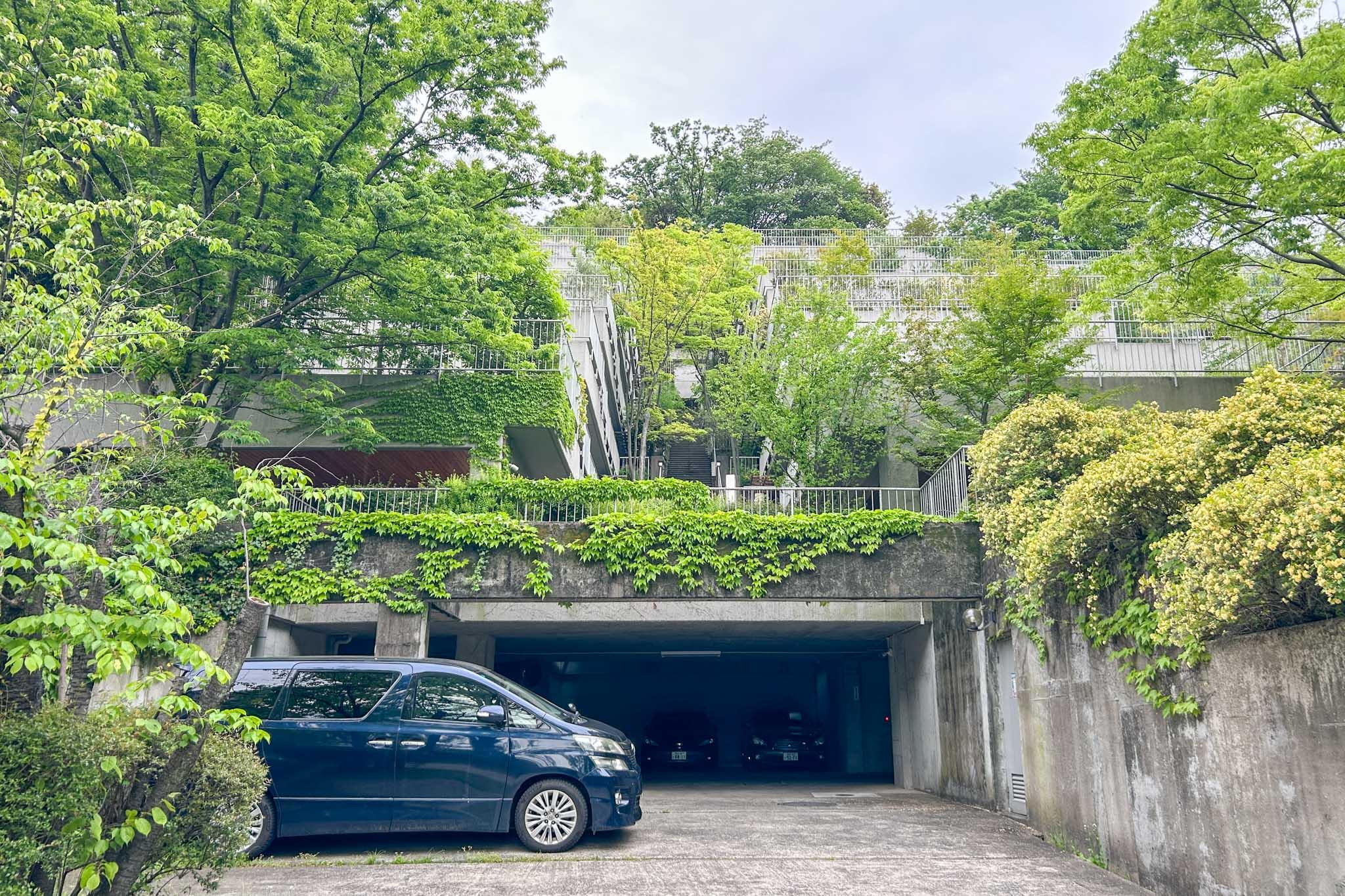 横浜市港北区師岡町の売買物件/出入口側から建物をみる。下が駐車場・駐輪場になっています