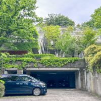 横浜市港北区師岡町の売買物件/出入口側から建物をみる。下が駐車場・駐輪場になっています