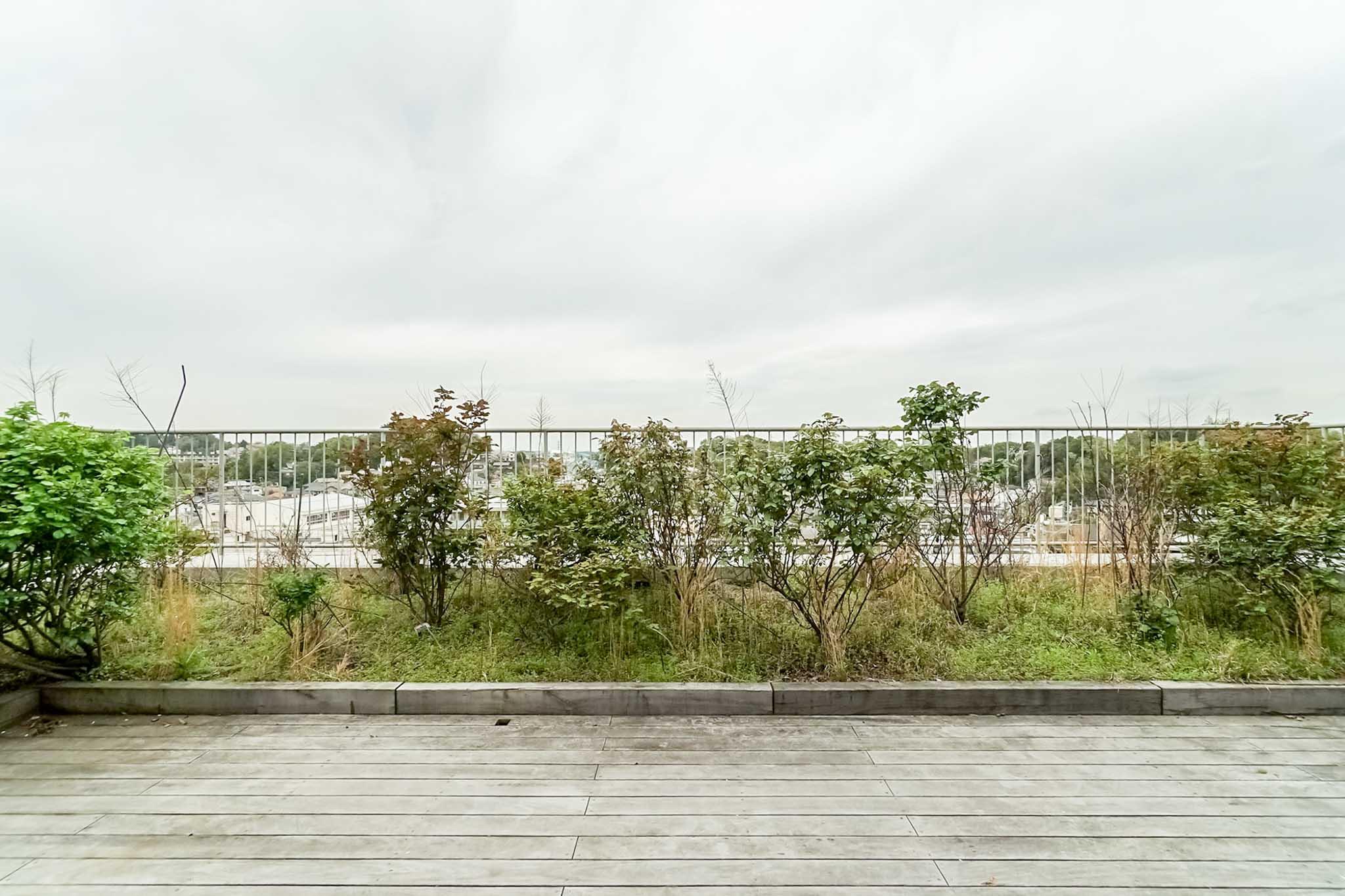 横浜市港北区師岡町の売買物件/ゆったりとしたルーフガーデン。椅子に腰かけると、見えるのは一面の空