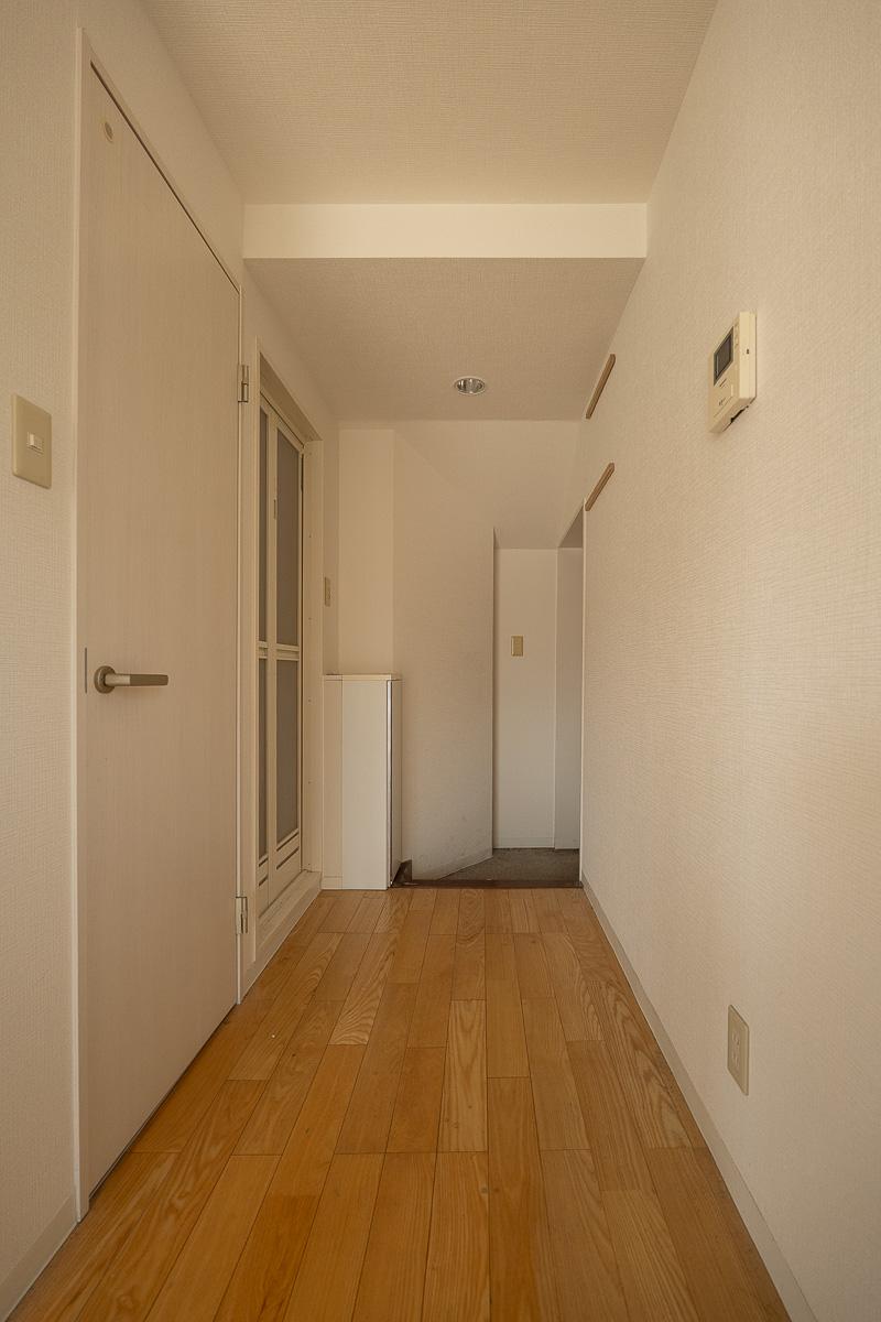 杉並区天沼の賃貸物件/キッチンから玄関を見る