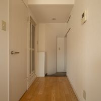 杉並区天沼の賃貸物件/キッチンから玄関を見る