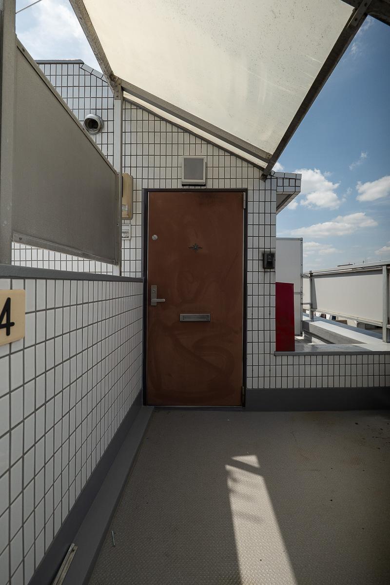 杉並区天沼の賃貸物件/玄関。4階は贅沢なワンフロア