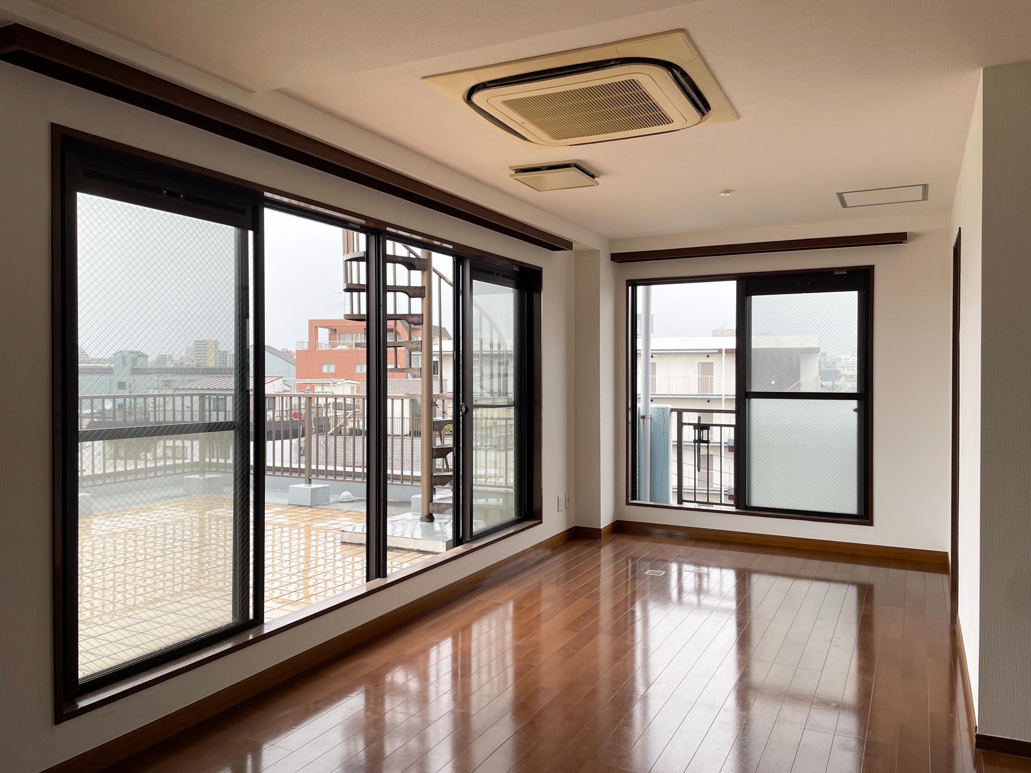 荒川区東尾久の賃貸物件/北と東の2面採光で、やわらかな明るさに包まれるリビング。強すぎない光が、心地いい