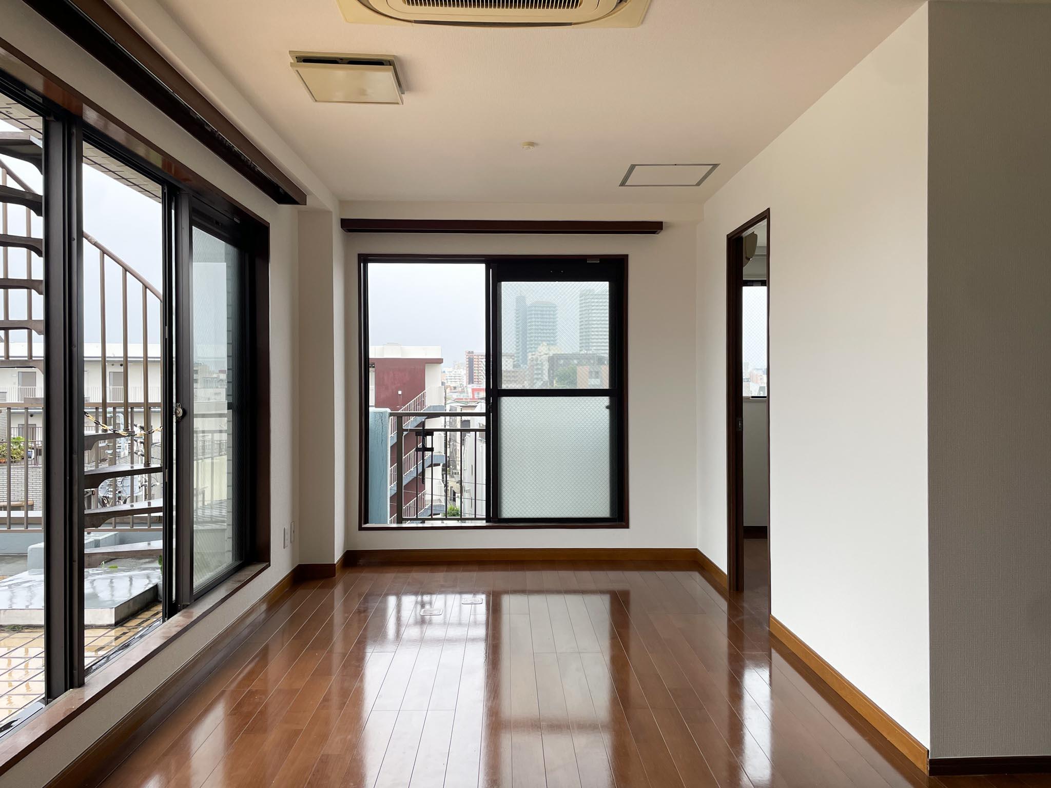 荒川区東尾久の賃貸物件/リビングを東に向かって。L字など、大きなソファは納まりが難しそうです