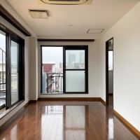 荒川区東尾久の賃貸物件/リビングを東に向かって。L字など、大きなソファは納まりが難しそうです