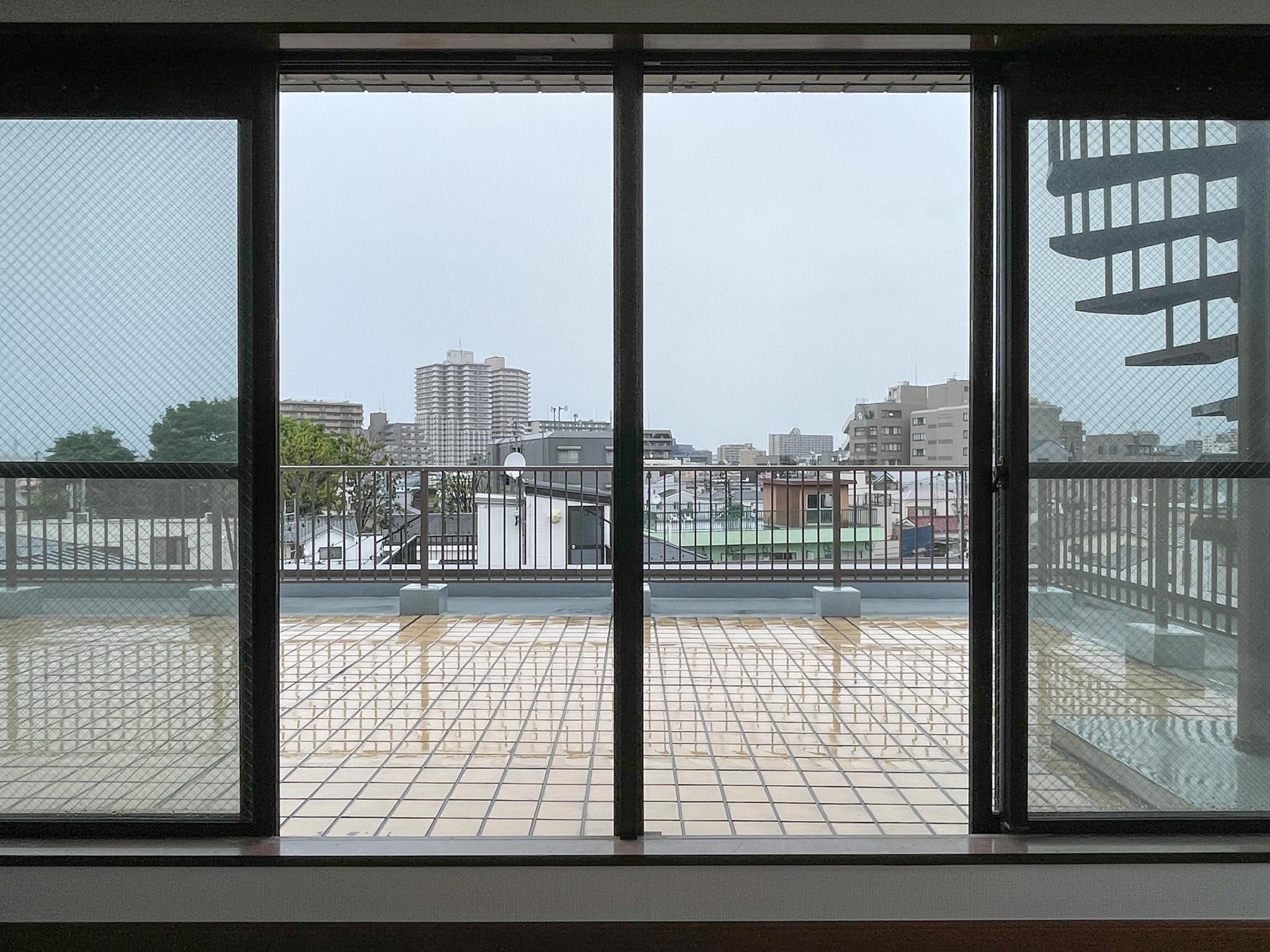 荒川区東尾久の賃貸物件/リビングからルーフバルコニーとその先の景色がバッチリ見えます