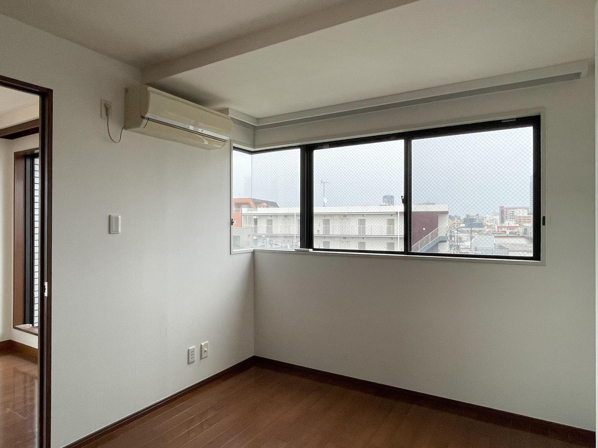 荒川区東尾久の賃貸物件/5.5畳洋室：窓辺にベッドを置こうか、デスクを置こうか