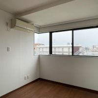 荒川区東尾久の賃貸物件/5.5畳洋室：窓辺にベッドを置こうか、デスクを置こうか