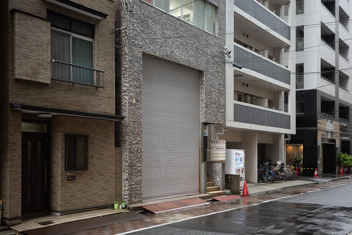 千代田区東神田の賃貸物件/シャッターの高さは約4m
