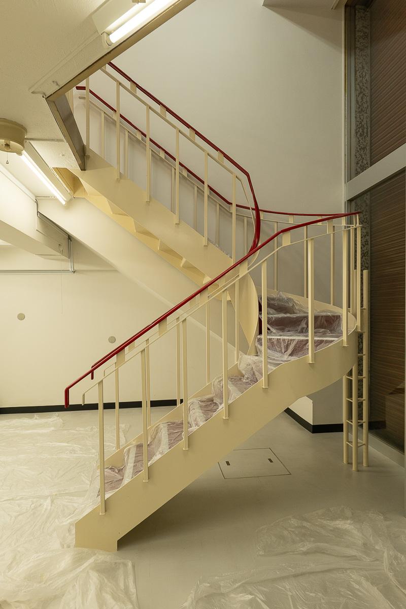 千代田区東神田の賃貸物件/リズミカルなレトロな階段