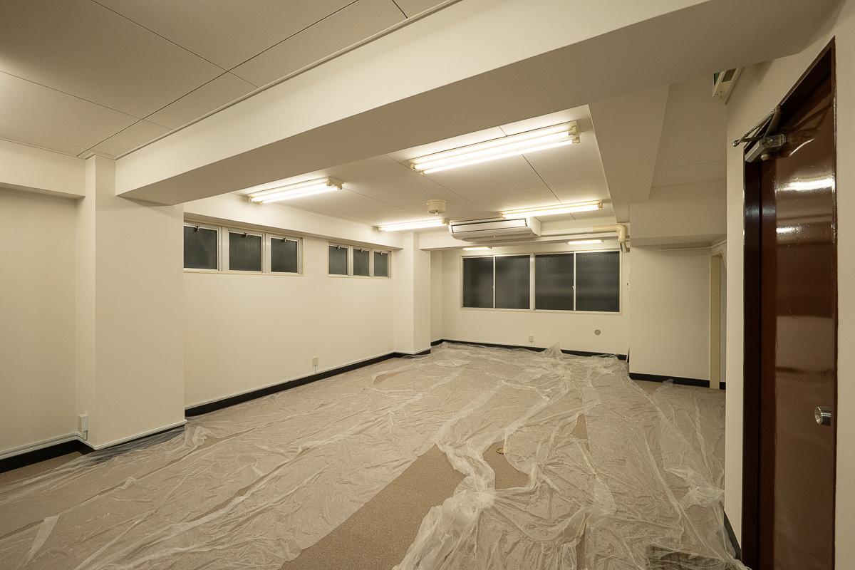 千代田区東神田の賃貸物件/2F。右手のドアからも出入りができます