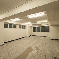 千代田区東神田の賃貸物件/2F。右手のドアからも出入りができます