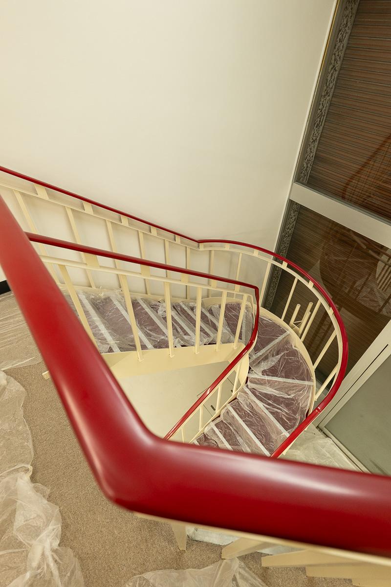 千代田区東神田の賃貸物件/赤い手すりがアクセント