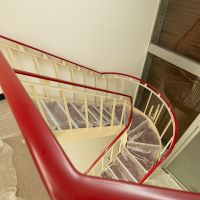 千代田区東神田の賃貸物件/赤い手すりがアクセント