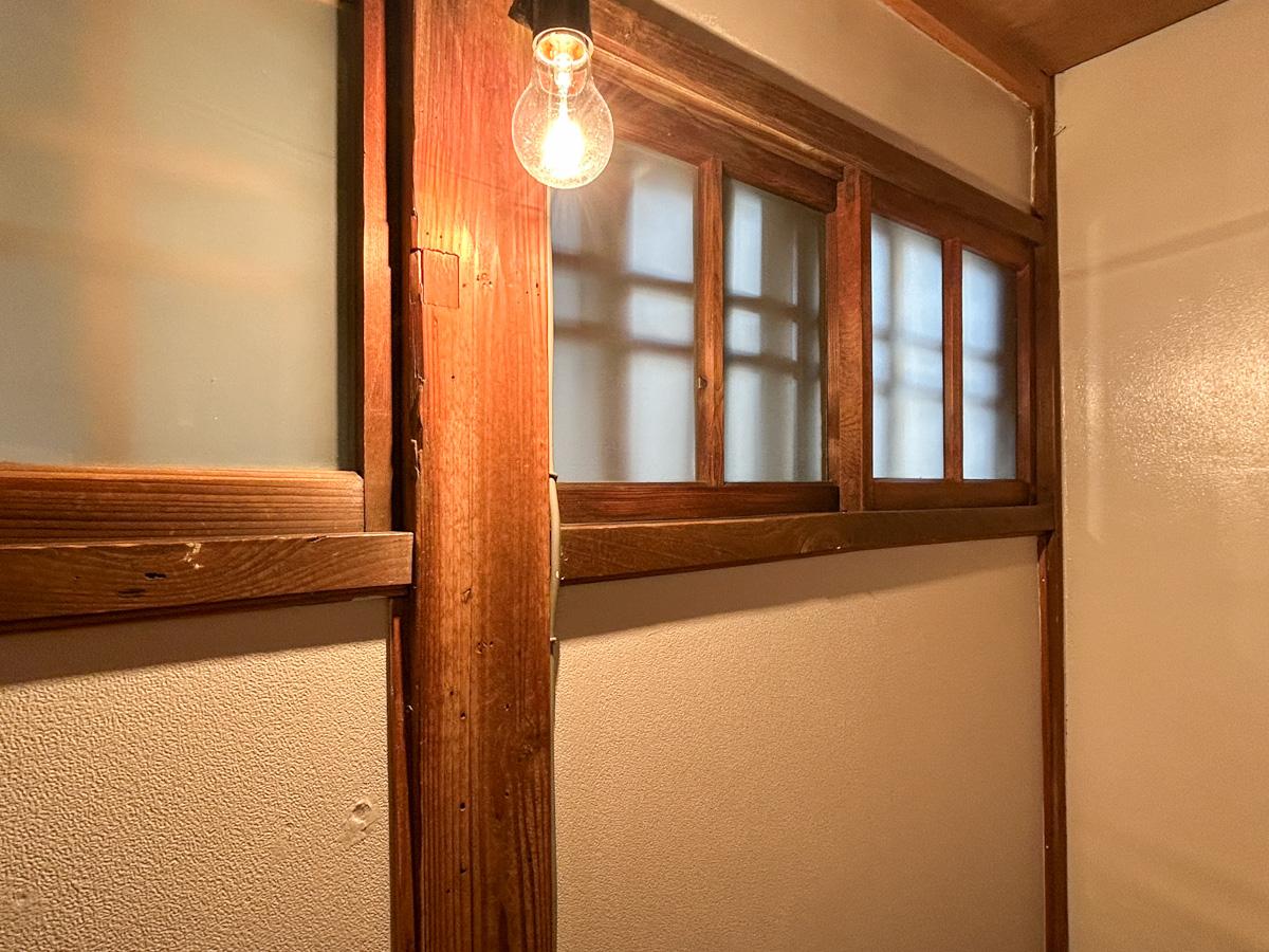 大田区久が原の賃貸物件/トイレの木製の窓枠もいい味が出ています