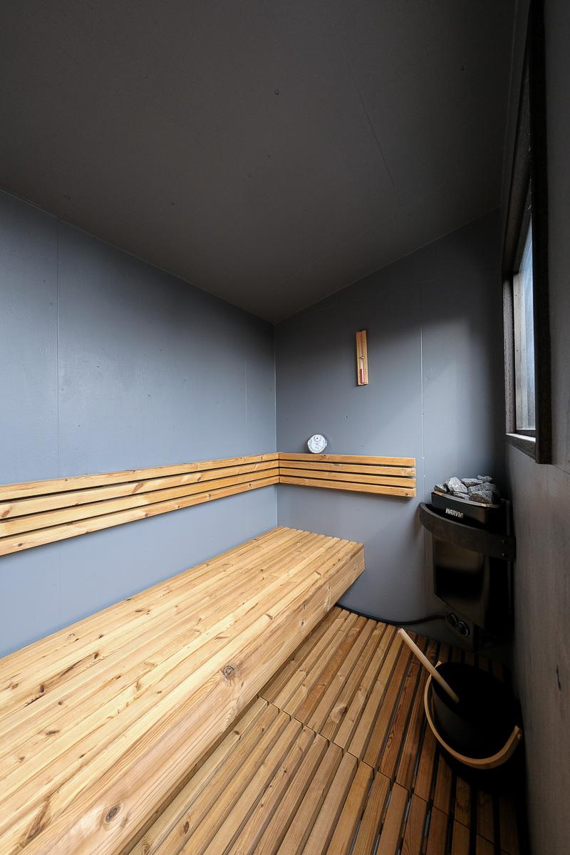 板橋区南常盤台の賃貸物件/4人ほどが座れるサウナ。ストーブはハルビア製のもの
