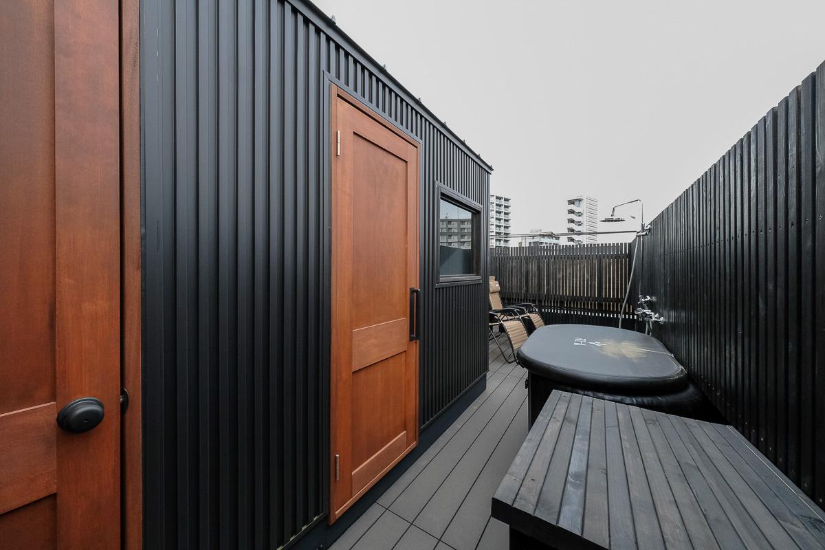 板橋区南常盤台の賃貸物件/左側の扉内が更衣室としても使える倉庫、右側の扉内にサウナ