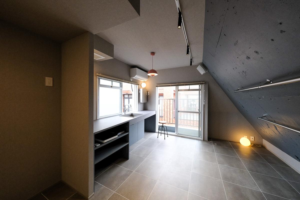 板橋区南常盤台の賃貸物件/室内はコンパクトなワンルーム。サウナ後くつろぐ場所以外に、ワークスペースや住居としても利用可能