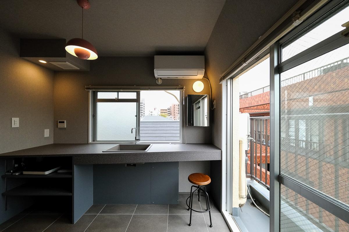 板橋区南常盤台の賃貸物件/ワイドなキッチンカウンターは、そのまま作業デスクやメイクスペースとしても使えます