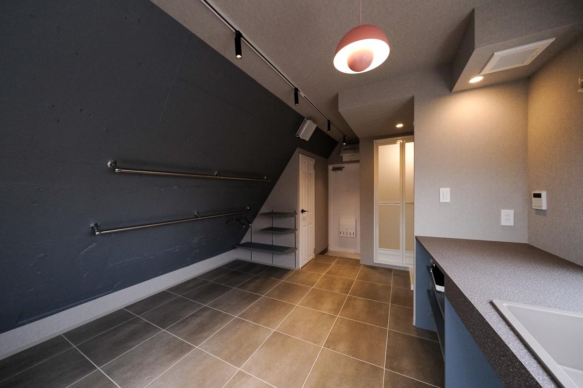 板橋区南常盤台の賃貸物件/一部は勾配天井になっているので、寝泊まりする場合は高さのないマットレスを置くのが良さそう