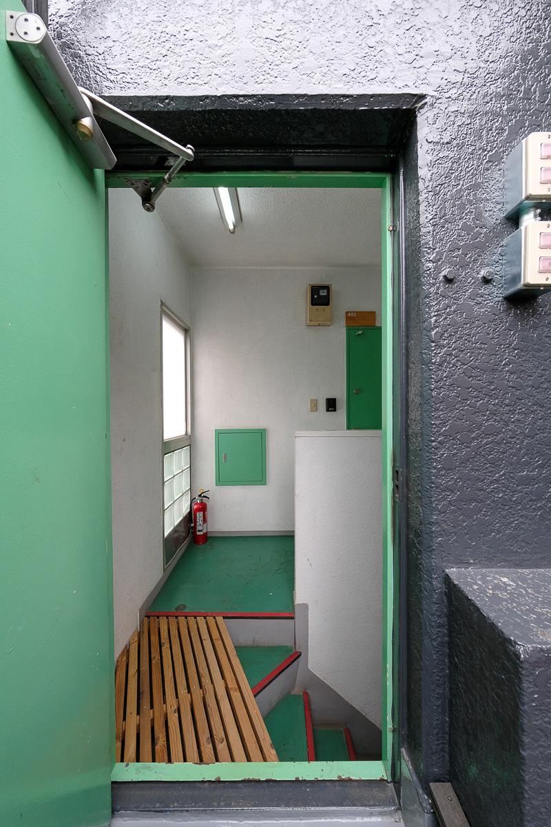 板橋区南常盤台の賃貸物件/この共用部を通って、サウナと室内を行き来できます。※4階にはこの区画のみ