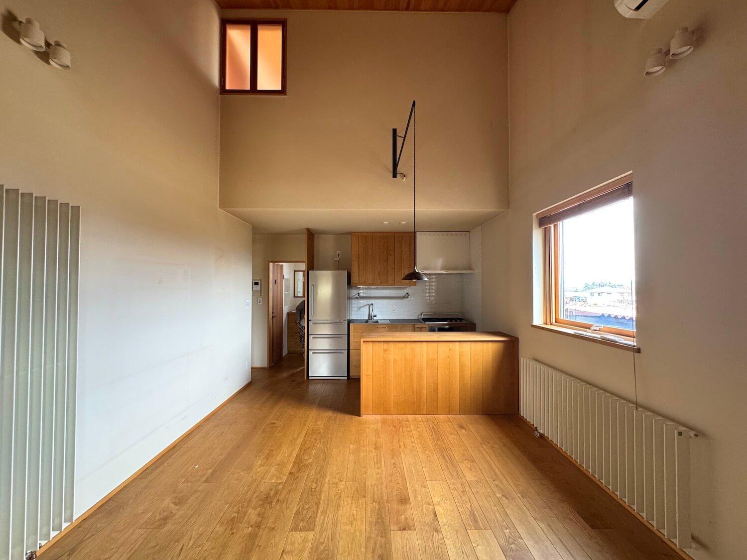 長野県安曇野市穂高有明の売買物件/1階：天井が高く開放的なLDK。壁、天井、床と天然素材にこだわった素敵な空間。金工作家さんの照明が素敵な空間