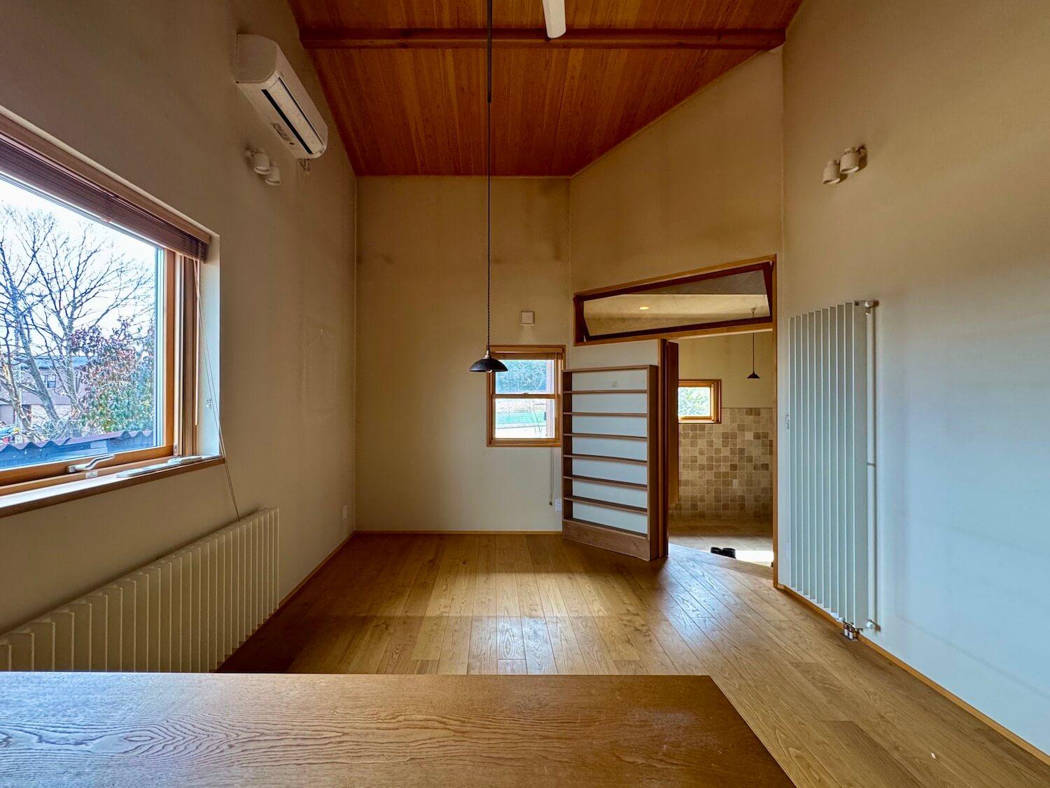 長野県安曇野市穂高有明の売買物件/1階：天井は無垢さわら、壁は珪藻土、床には信州栗の無垢フローリングを使用。質感の良い空間が広がっています