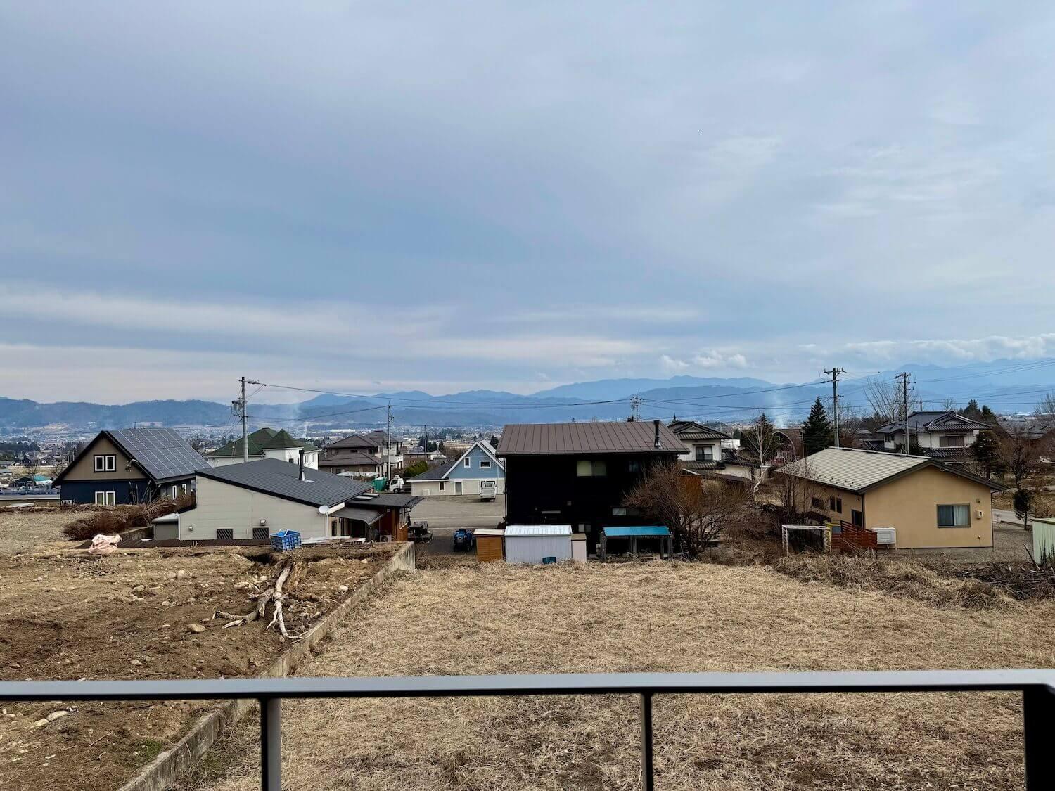 長野県安曇野市穂高有明の売買物件/2階からの眺望はこんなにも気持ちよく、山々が遠くに連なっています