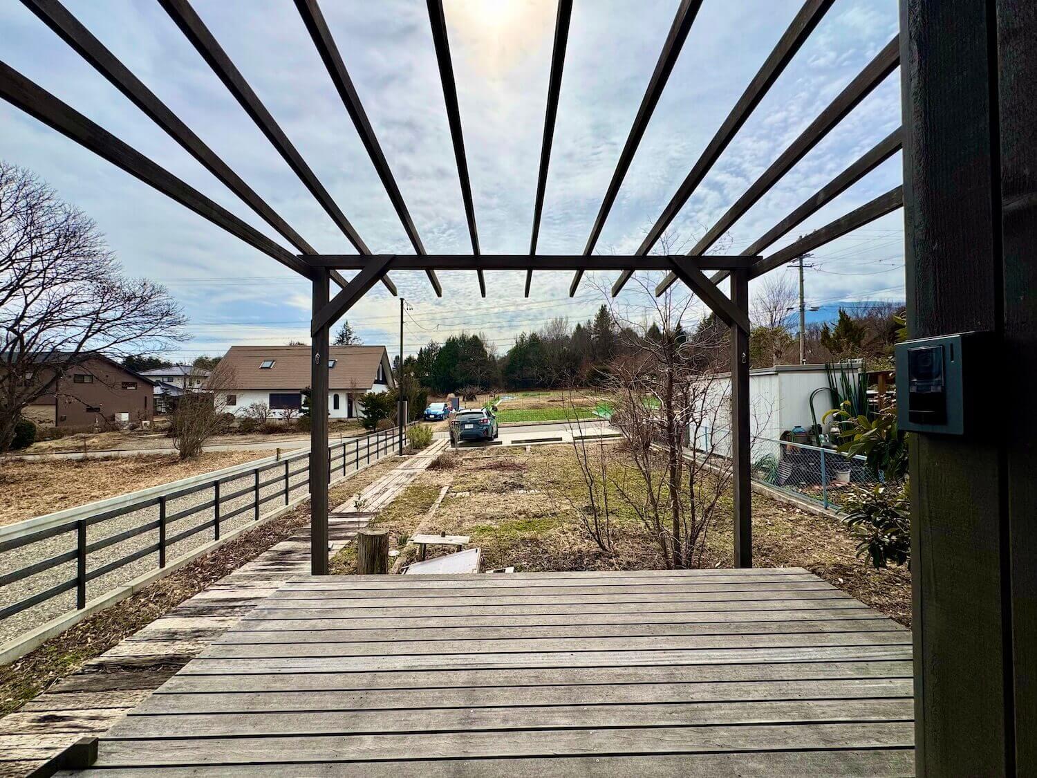 長野県安曇野市穂高有明の売買物件/建物をコンパクトに、南側に贅沢な菜園とウッドデッキを配置しました