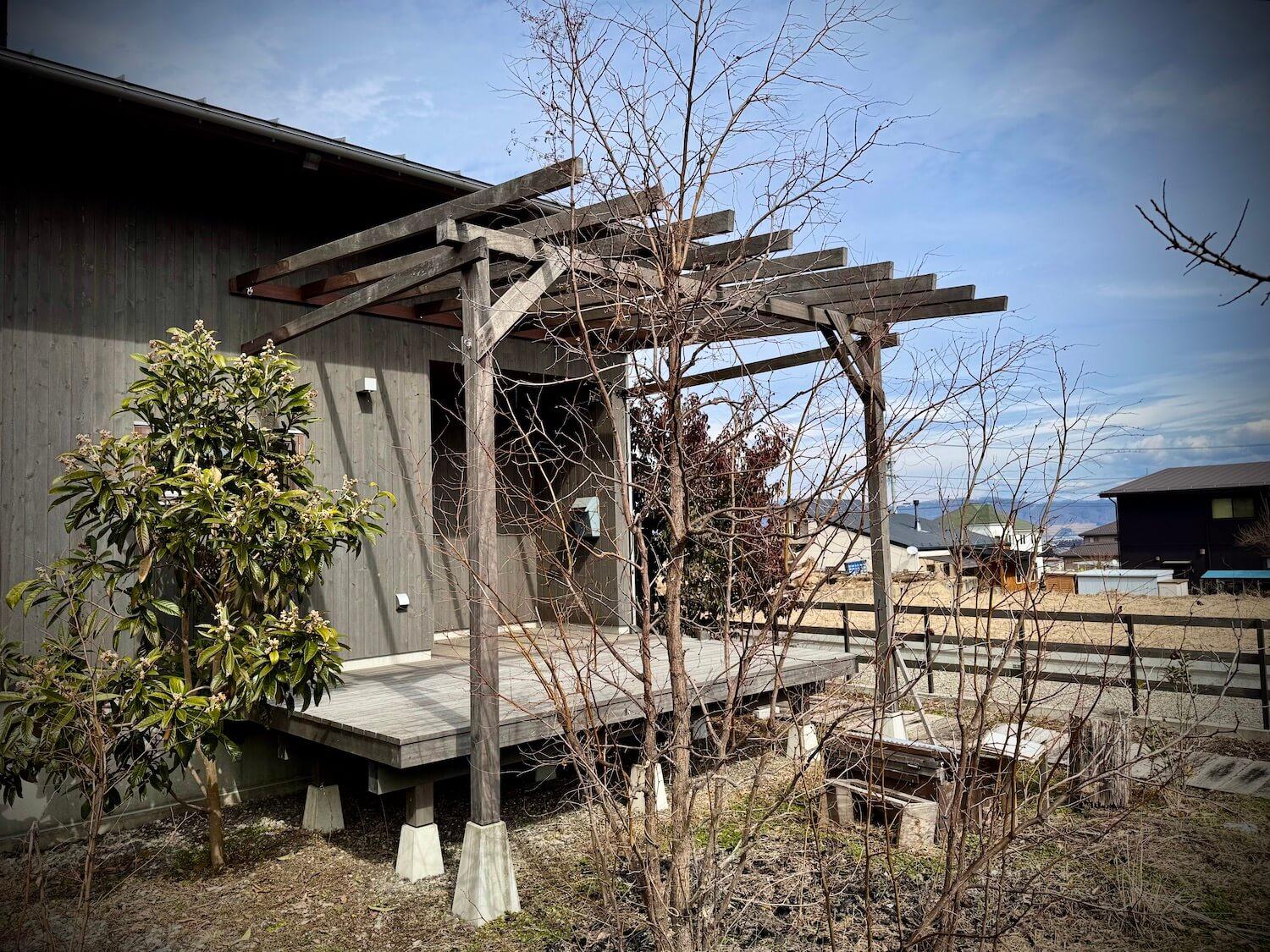 長野県安曇野市穂高有明の売買物件/このウッドデッキにロッキングチェアなど置いて、天気の良い日にゆったり過ごしたい