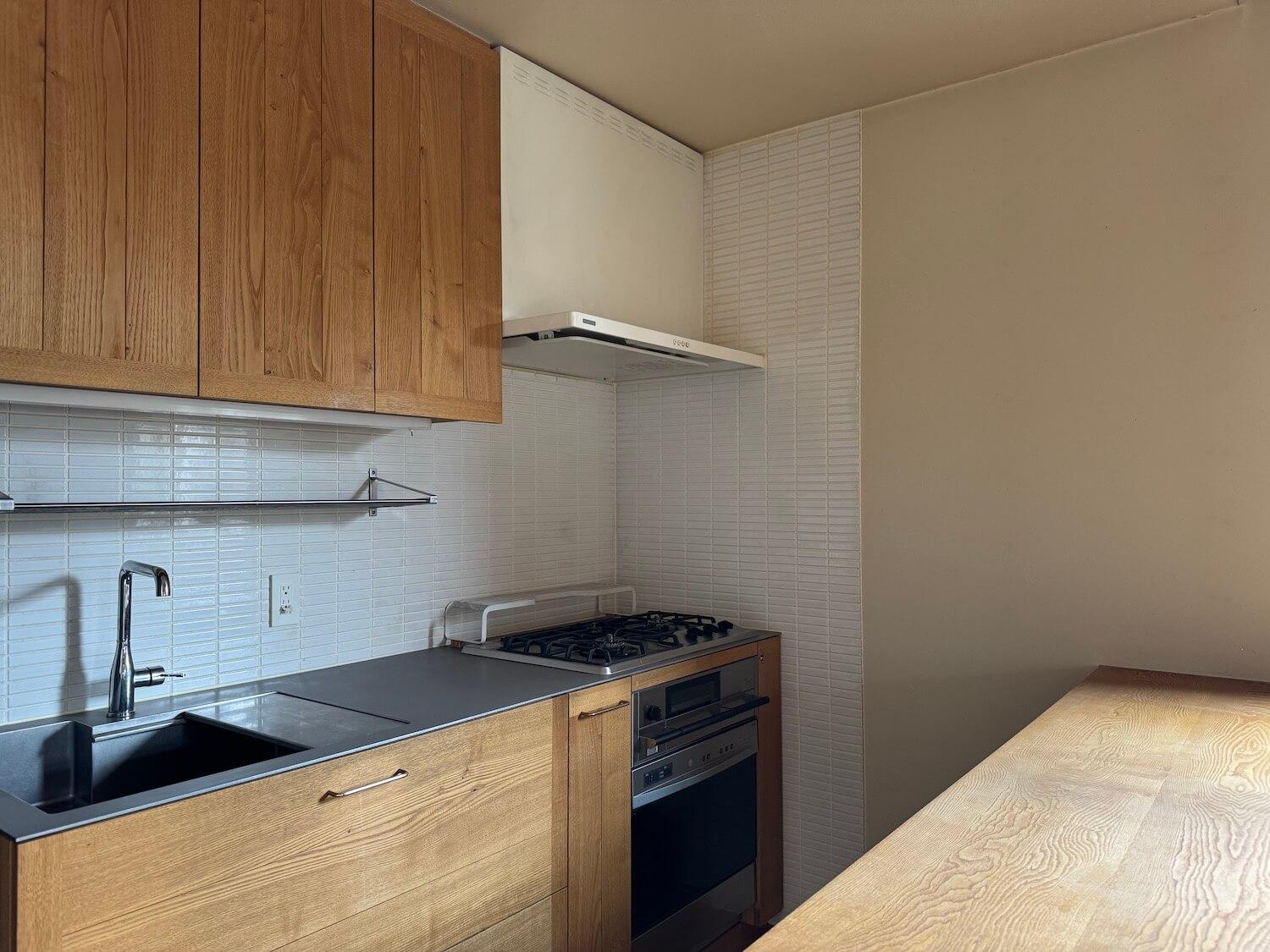 長野県安曇野市穂高有明の売買物件/1階：キッチン天板は4.5mmステンレスの、手で触っても指紋がつかず、手の温度で白くならないホット・パイプ仕上げ