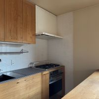 長野県安曇野市穂高有明の売買物件/1階：キッチン天板は4.5mmステンレスの、手で触っても指紋がつかず、手の温度で白くならないホット・パイプ仕上げ