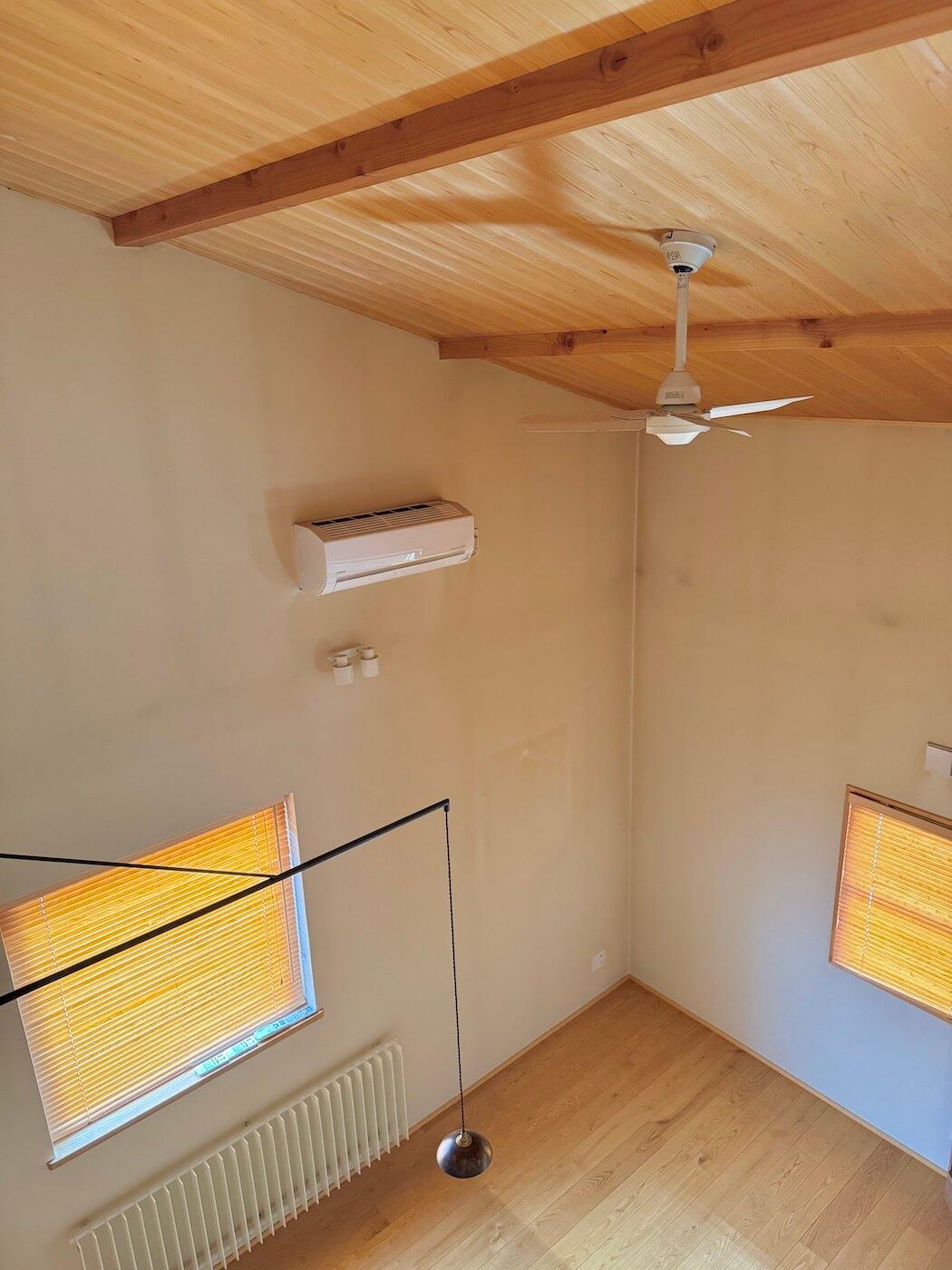 長野県安曇野市穂高有明の売買物件/2階から1階のLDKを見下ろす