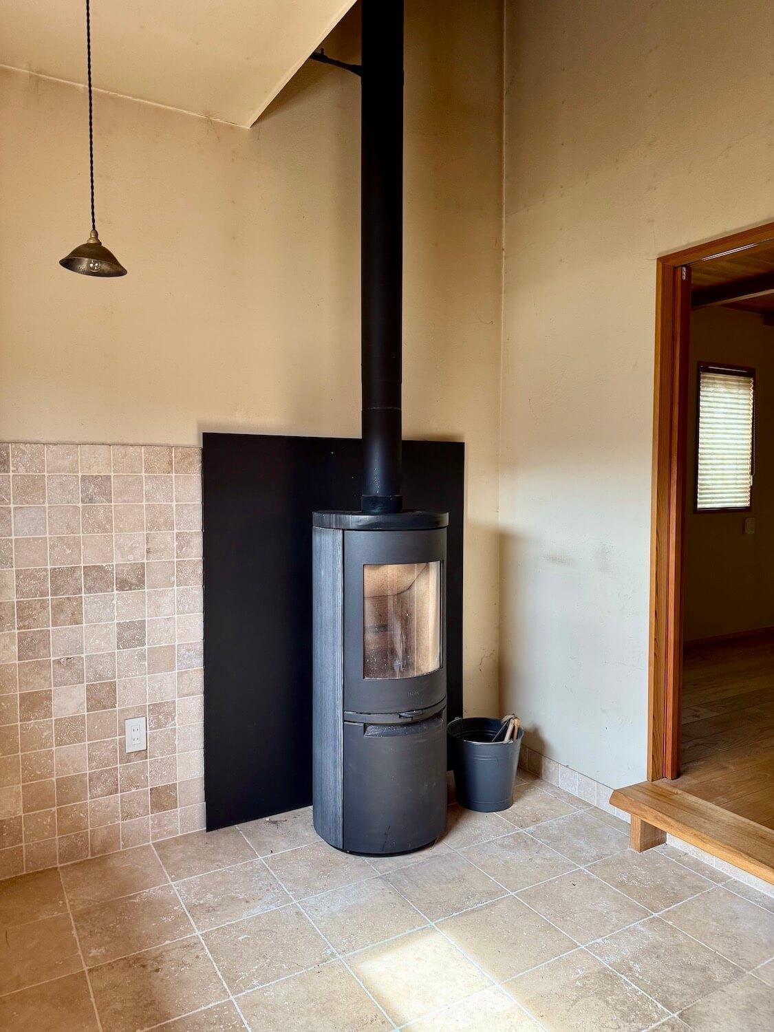 長野県安曇野市穂高有明の売買物件/デンマーク・HETA社製の薪ストーブ