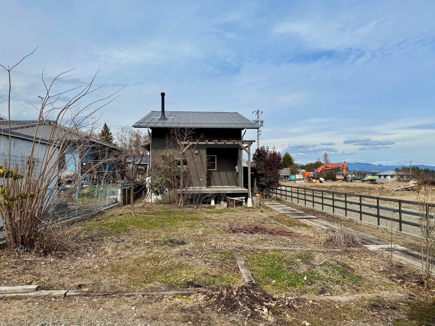 長野県安曇野市穂高有明の売買物件/手前の菜園で土いじりをして、室内で採れたての野菜を食べるなど