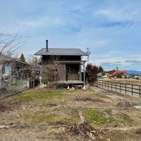 長野県安曇野市穂高有明の売買物件/手前の菜園で土いじりをして、室内で採れたての野菜を食べるなど