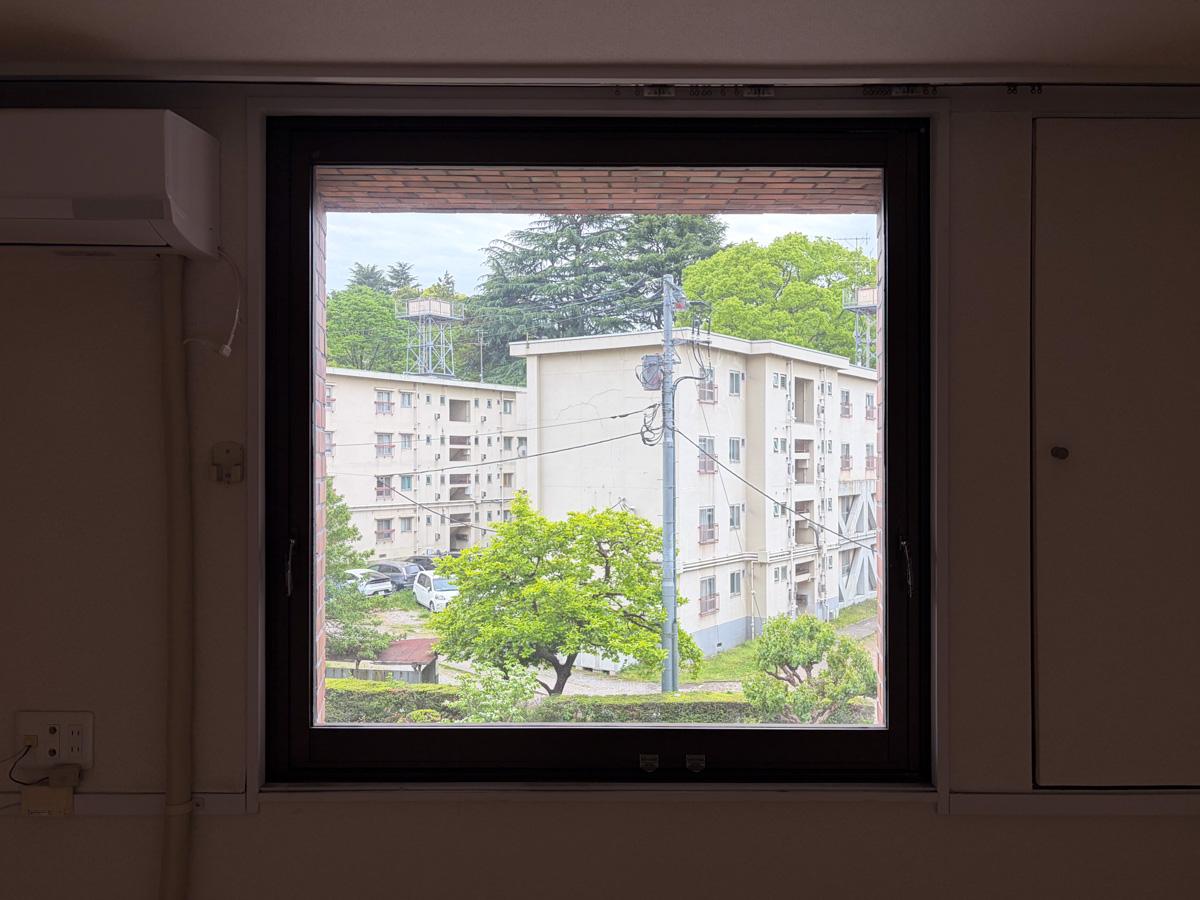 東京都港区元赤坂の賃貸物件/黒のサッシに縁どられ、外の景色が絵画のように映ります