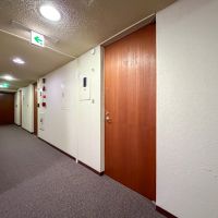 東京都港区元赤坂の賃貸物件/味のある木製の玄関ドア