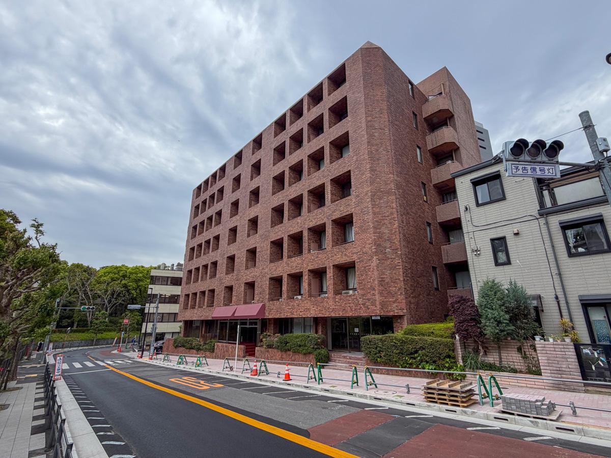 東京都港区元赤坂の賃貸物件/どっしりと重厚感のある外観