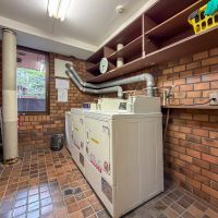 東京都港区元赤坂の賃貸物件/1Fにコインランドリーがあります。台数は数台ですがあまり混むことはないそう