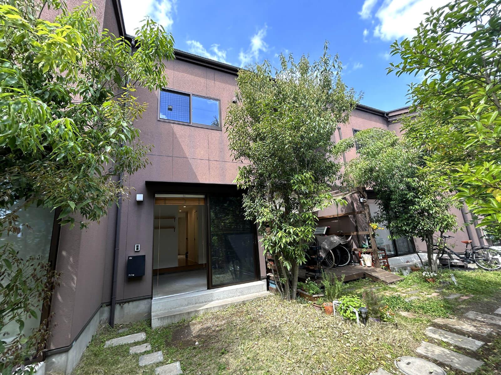 世田谷区宇奈根の賃貸物件/戸建感覚の長屋の1部屋、外と繋がるオープンな入口が気になります