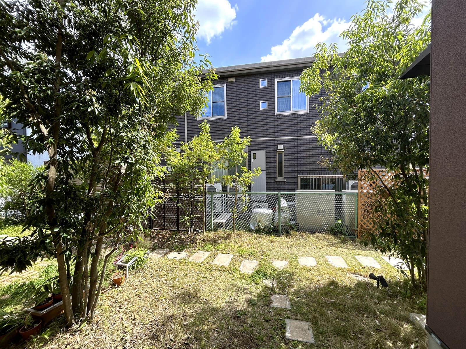 世田谷区宇奈根の賃貸物件/土間の前は緑の小道と青空が広がる心地いい眺め