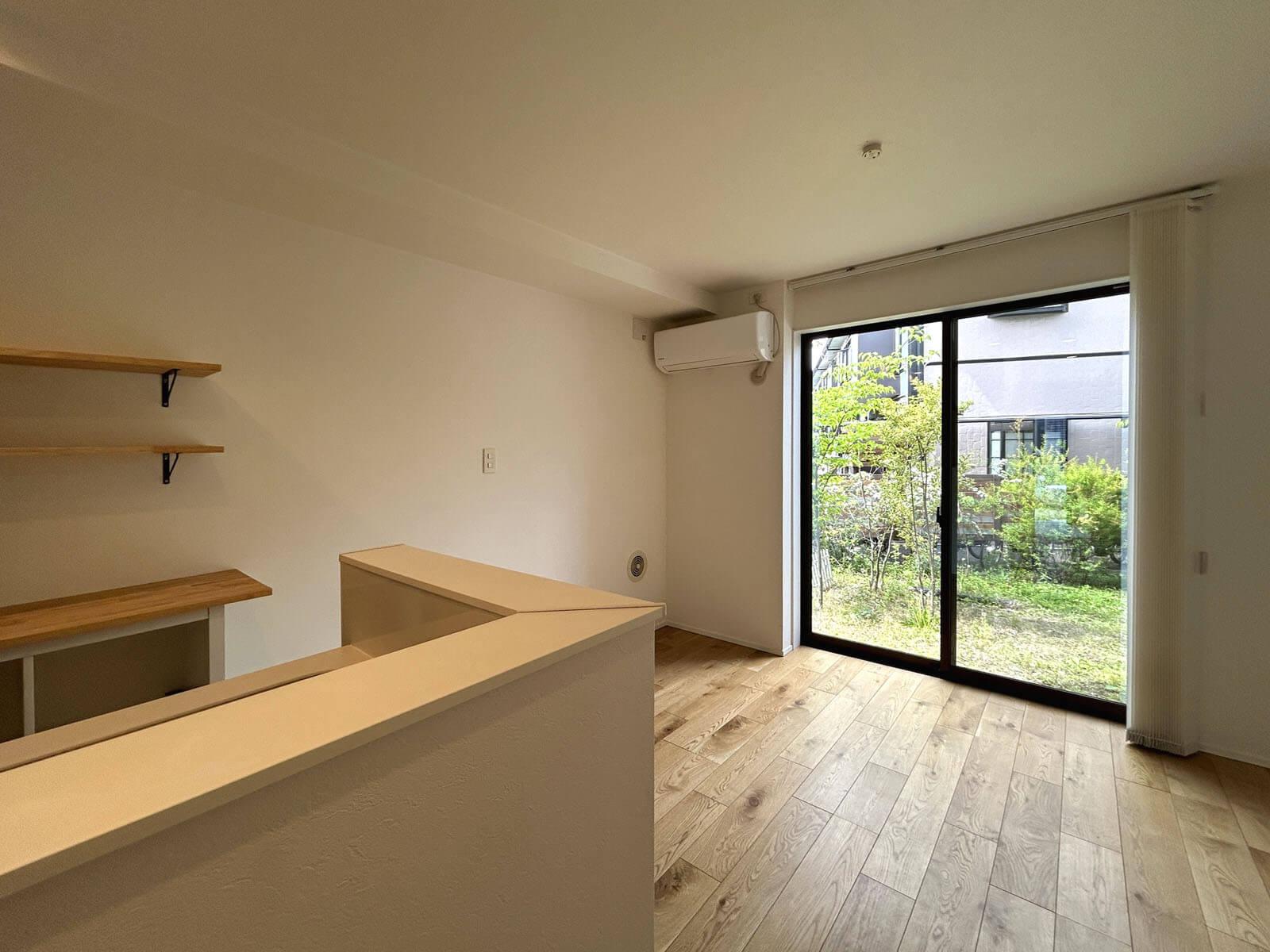 世田谷区宇奈根の賃貸物件/土間から奥に進んでリビングへ、ここから外に出ると