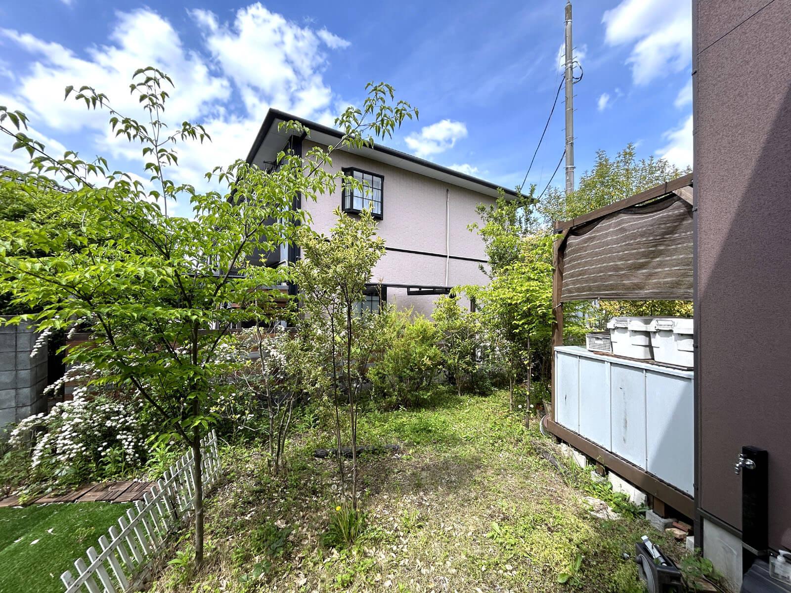 世田谷区宇奈根の賃貸物件/奥行のある庭で食事や土いじりが楽しめそう