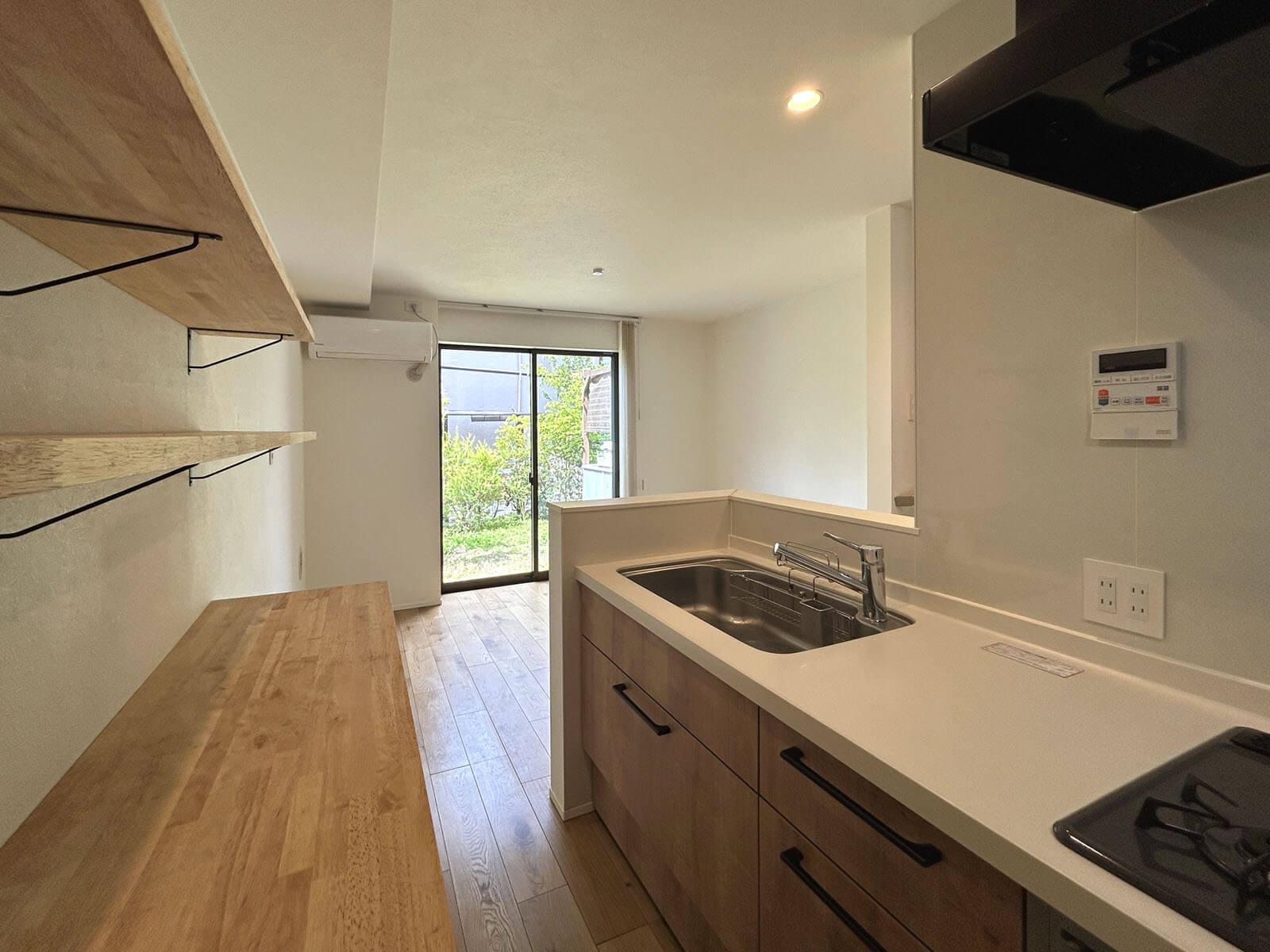 世田谷区宇奈根の賃貸物件/手づくりの棚とカウンターが重宝しそうです